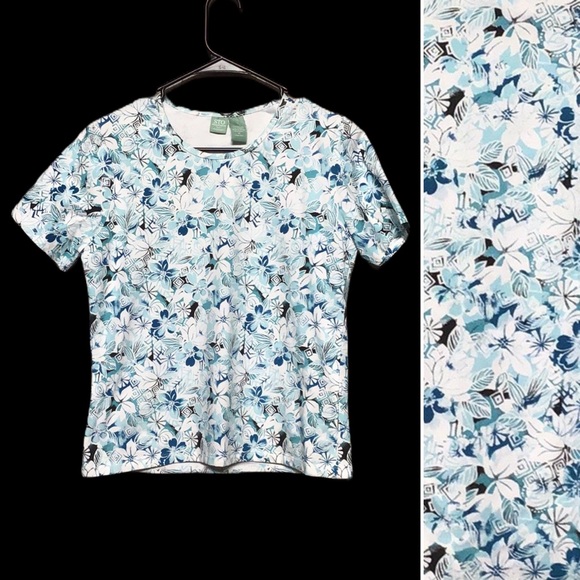 Susqueanna Trail Outfitters Tops - STO NWT - Sz M - Hawaii flower crop T-shirt 🌺